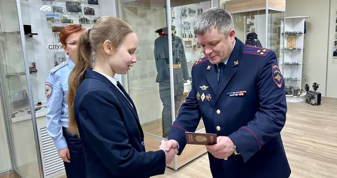 Первый пошел: юным жителям Дзержинска торжественно вручили паспорта