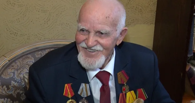 К 80-летию Победы: юбилейную медаль вручили дзержинскому ветерану Великой Отечественной войны Александру Вагину