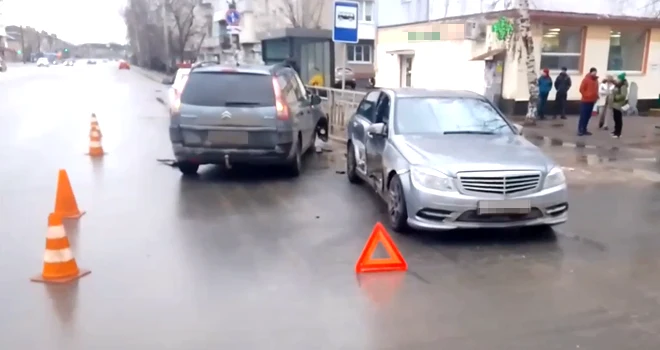 Два ДТП - двое пострадавших: аварии в Дзержинске произошли вечером в четверг и в пятницу утром