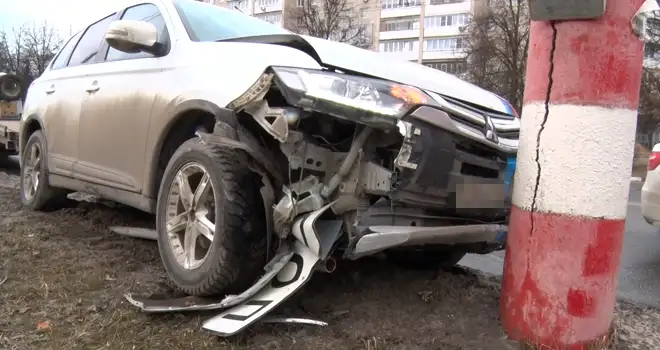 Чуть не вляпалась: в аварийном плену оказалась автоледи на одном из проспектов в Дзержинске