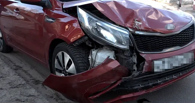 В аварийных объятиях: два легковых автомобиля не смогли разъехаться на одном из перекрестков Дзержинска