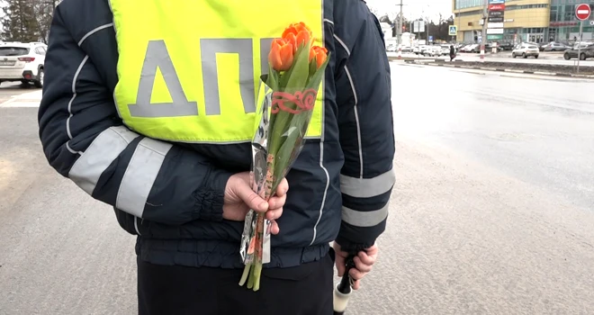 Предпраздничный рейд: с наступающим 8 Марта женщин-водителей поздравили дзержинские госавтоинспекторы