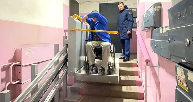 Пандус и подъемник: подъезд дома в Дзержинске, где живет инвалид, обустроен после вмешательства прокуратуры