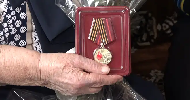 К 80-летию Победы: дзержинским ветеранам и труженикам тыла продолжают вручать юбилейные медали