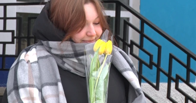 Улыбайтесь чаще! Телекомпания «Дзержинск» вышла на улицы города поздравить женщин с наступающим праздником