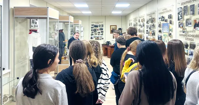 Экскурсию по музею истории провели для школьников дзержинские полицейские, ветераны и общественники