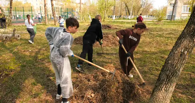 Вклад в чистоту: традиционный весенний субботник прошел в дзержинской школе