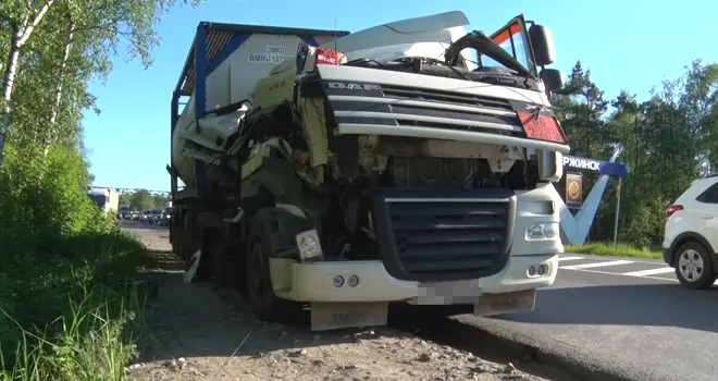 Прерванный маршрут: два большегруза сошлись в одной аварии в пригороде Дзержинска