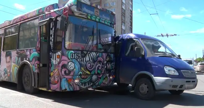 Незапланированная встреча: в аварийном дуэте сошлись сегодня троллейбус и грузовой фургон в Дзержинске