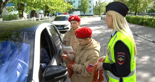 С наступающим Днем Победы: автомобилистов и пешеходов поздравили сотрудники дзержинской Госавтоинспекции