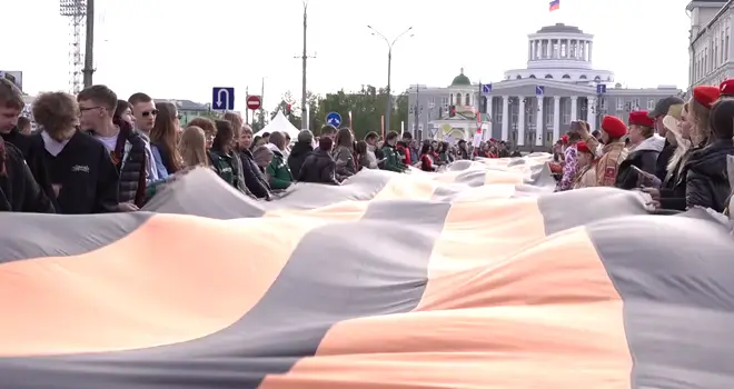 80-летие Великой Победы. 9 мая 2025 год: большую георгиевскую ленту пронесли по улицам Дзержинска