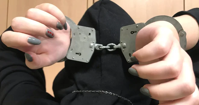 За «закладкой» с младенцем: в Дзержинске при попытке взять наркотики из тайника задержана несовершеннолетняя мать