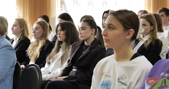 С чего начинается Родина… Глава города провел занятие проекта «Разговоры о важном» в дзержинской школе