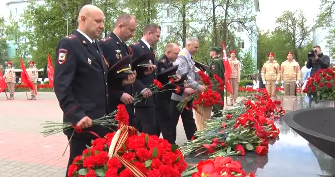 80-летие Великой Победы. 9 мая 2025 год: цветы возложили к Вечному огню в Дзержинске