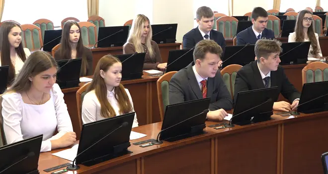 Почувствуй себя депутатом: нижегородские школьники побывали с экскурсией в региональном парламенте
