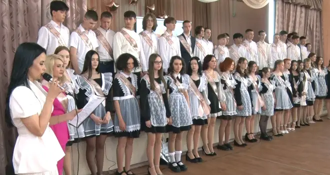 Впереди взрослая жизнь: для выпускников дзержинских школ звенят последние звонки