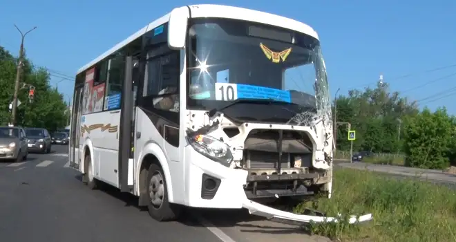 Дорожная оплеуха: Два автобуса попали сегодня утром в ДТП в Дзержинске