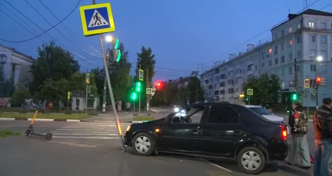 Аварийный поворот: два французских автомобиля столкнулись на перекрестке в Дзержинске