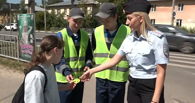 Переходи дорогу правильно: профилактическую акцию провели сотрудники ГИБДД и дзержинские школьники