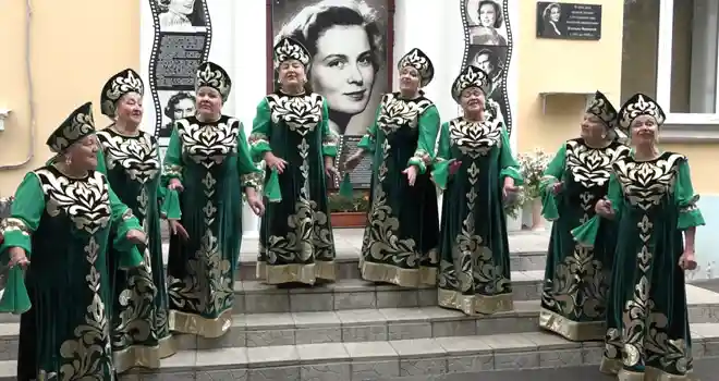 У крыльца Изольды: мемориальная акция ко дню рождения выдающейся актрисы Изольды Извицкой прошла в Дзержинске