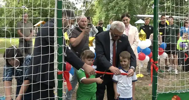 Для будущих звезд российского спорта: три новых футбольных поля открыли в детских садах Дзержинска