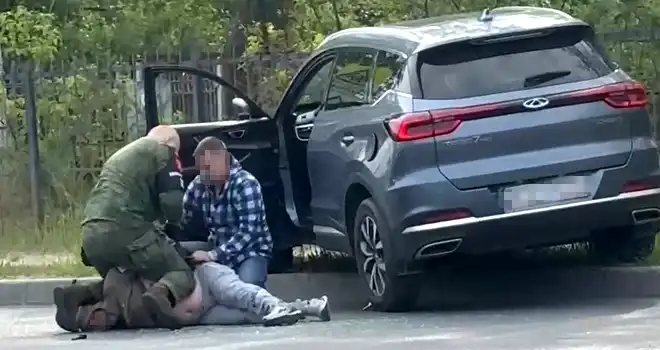 Сбежать не удалось: погоня с участием кроссовера и автомобиля военной полиции наблюдалась утром на улицах Дзержинска