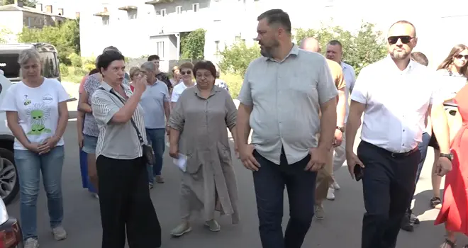 Прошлись по центру: глава Дзержинска совместно с депутатами Гордумы продолжает объезды по городу