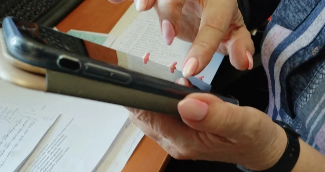 Не выходя из дома: пенсионерка из Дзержинска передала жуликам 380 тысяч рублей у себя на лестнице