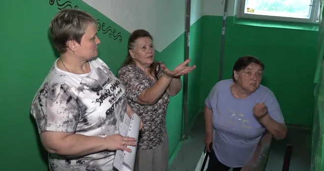 Воду собирали тазами: в ужасе ожидая следующего дождя живут жители одного из домов в Дзержинске