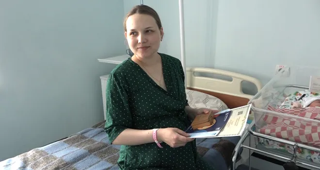 Семейная «Основа»: первых получательниц новых региональных мер поддержки поздравили в Дзержинском перинатальном центре