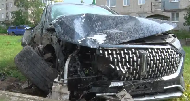 Жесткое столкновение: в ходе аварии иномарка уронила бетонный столб в Дзержинске