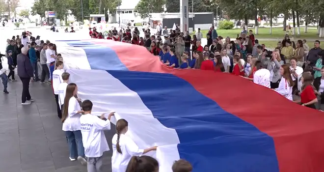 Масштабно и ярко: День флага в Дзержинске отметили в центральном парке