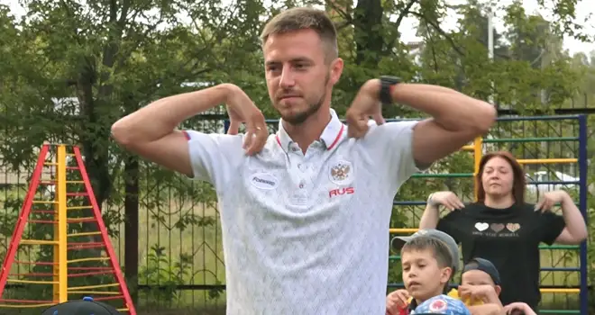 Зарядка с чемпионом: Андрей Вдовин провел утреннюю разминку в дзержинском детском саду