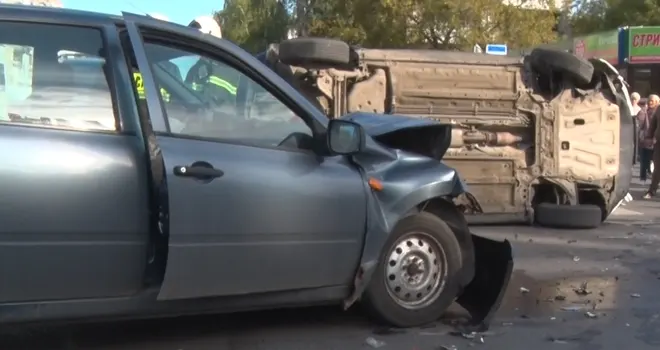Сильное столкновение: дети пострадали в страшной аварии на одном из перекрестков Дзержинска