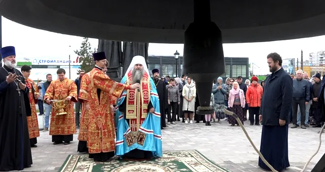 Дзержинский благовест: митрополит Нижегородский и Арзамасский Георгий освятил колокол на территории городского храма