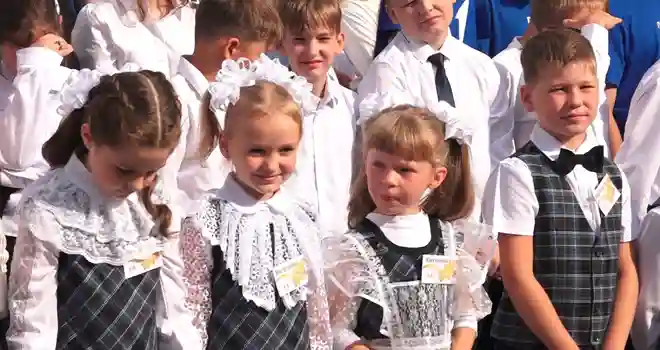Выступают все: с творческим подходом встречали День знаний в дзержинской школе №17
