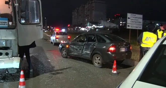 Вопреки ожиданиям: на проспекте Ленинского Комсомола в Дзержинске не смогли разъехаться автобус и легковой автомобиль