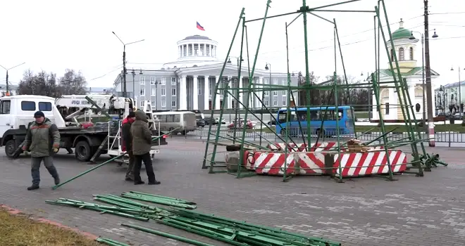 На новом месте: главную городскую елку начали устанавливать в Дзержинске