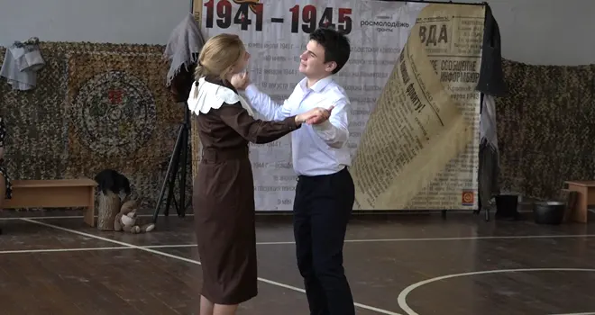 Погружение в эпоху: иммерсивный спектакль «Линия жизни» показали в пригородном поселке Дзержинска