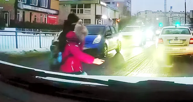 Аварийное утро: две школьницы пострадали в результате ДТП на улице Строителей в Дзержинске