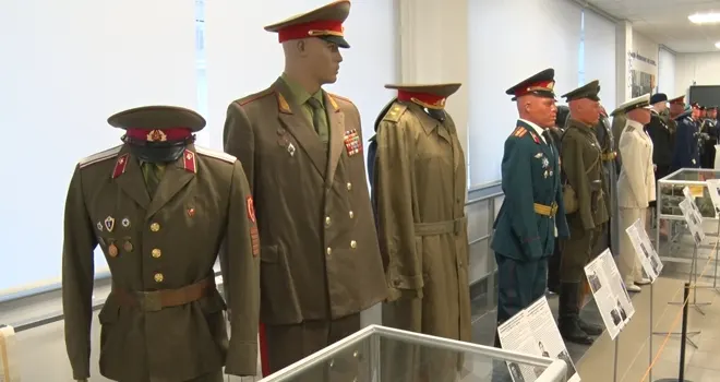 Петлицы и погоны, отложные воротники и мундиры: масштабная выставка военной униформы открылась в дзержинской школе