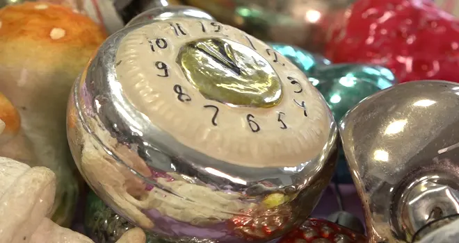 Елочные игрушки из СССР: смотрите очередной выпуск рубрики «Снова в школу» в эфире ТК «Дзержинск»