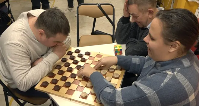 Вместе веселей и проще: новые настольные игры осваивают гости дзержинской библиотеки