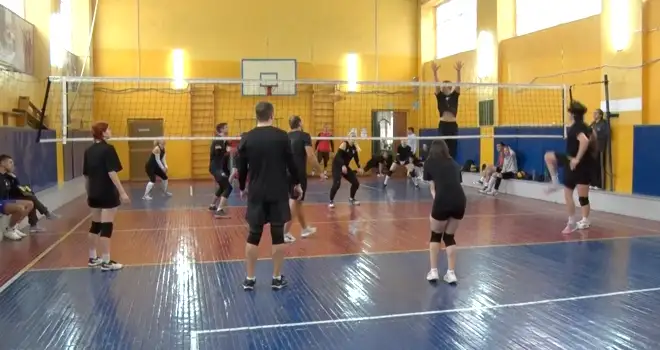 Предновогодние игры: традиционный турнир по волейболу среди смешанных команд прошел в Дзержинске