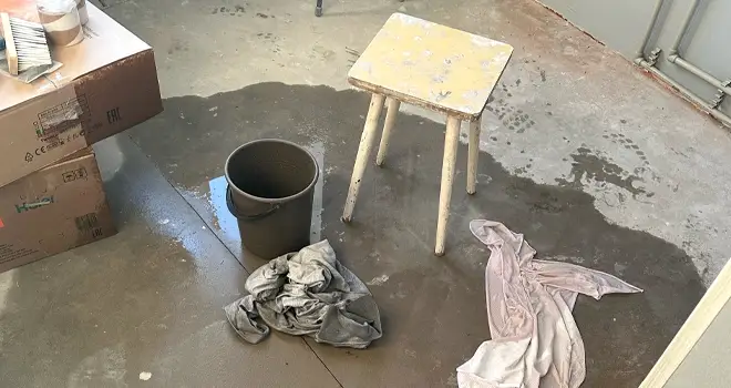 «Вода стекала, подставляли вёдра...». Потоп в квартирах случился в доме на улице Гайдара в Дзержинске
