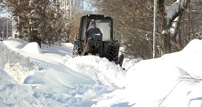 Противостояние: борьба с последствиями обильного снегопада продолжается в Дзержинске