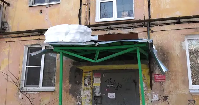 Коммунальные невзгоды: сошедшие с крыши ледяные лавины завалили двор на улице Ватутина в Дзержинске