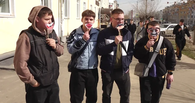 Юмор, позитив и улыбки: первоапрельская развлекательная программа прошла на улицах Дзержинска