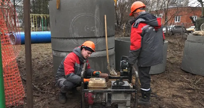 Новый трубопровод: работы по замене канализационного коллектора на улице Попова в Дзержинске продолжаются