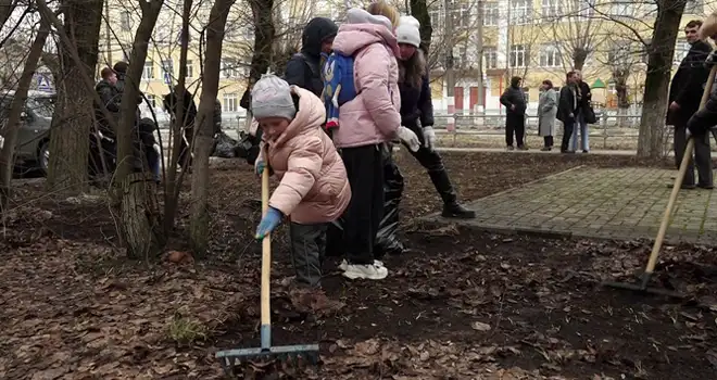 Чистый сквер: субботником завершилась в Дзержинске космическая неделя